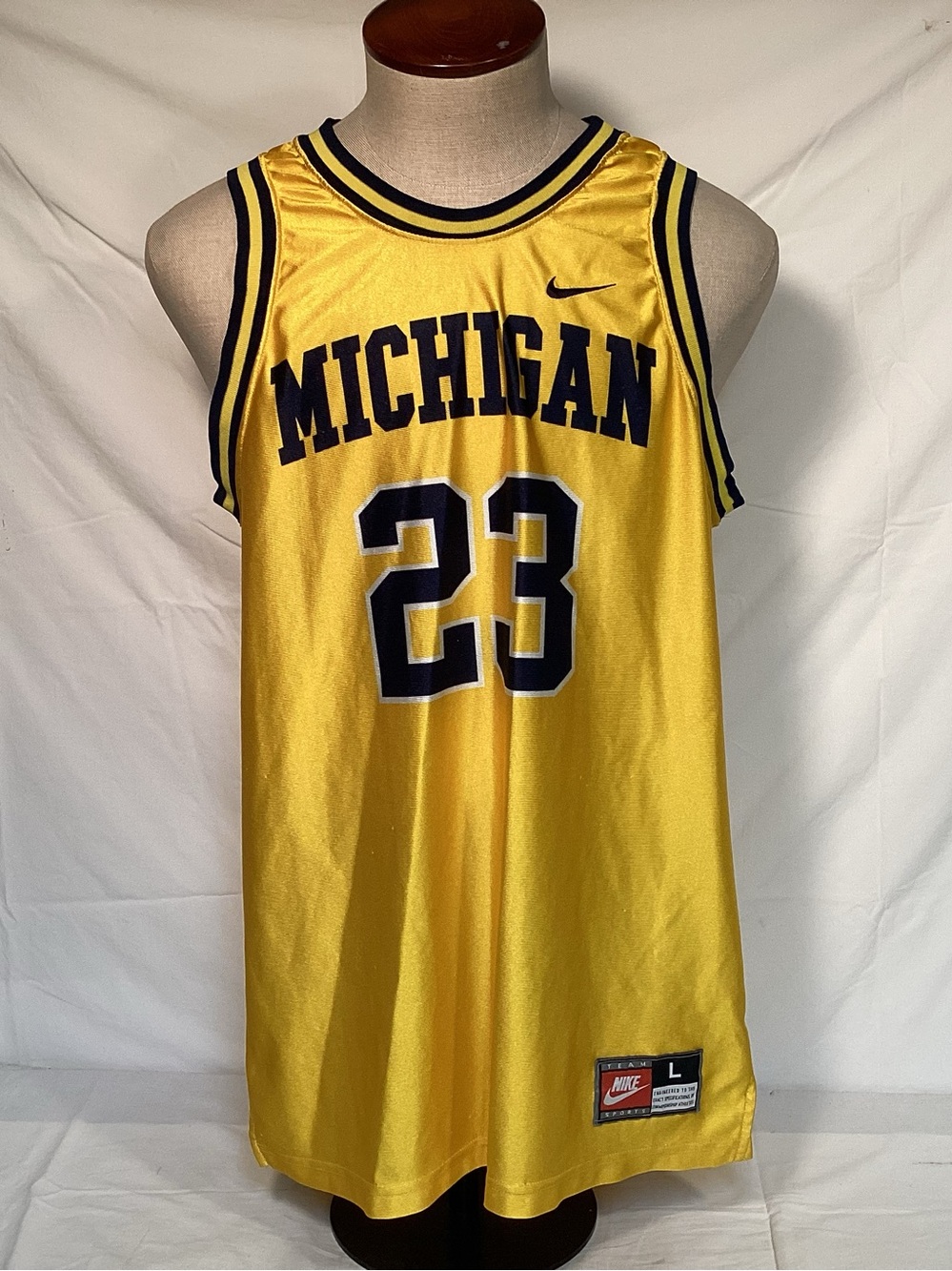 Nike Vintage NCAA Michigan  Wolverines #23 Basketball Jersey Men’s Size Large